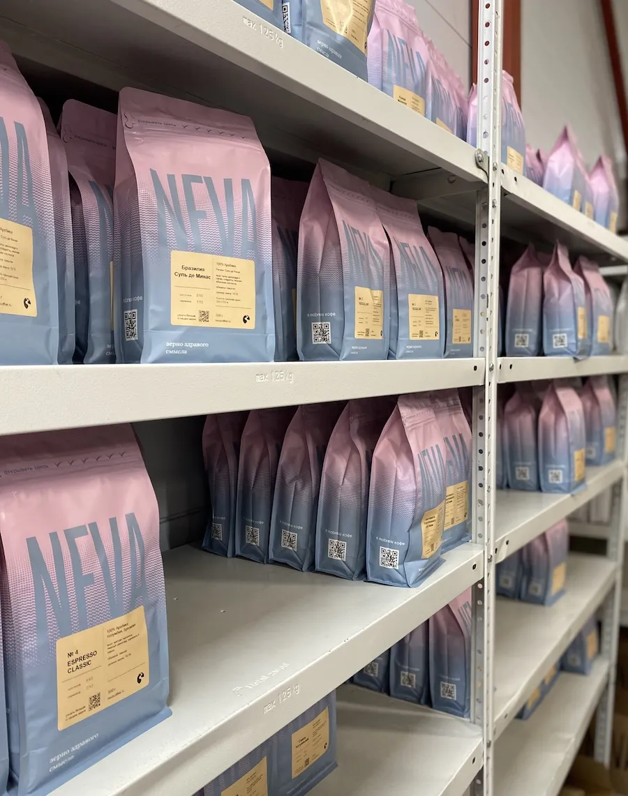 Упаковки кофе NEVA Coffee на стеллажах